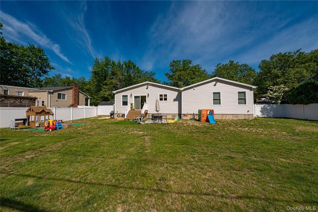 7 Edscho Lane, Commack, NY 11725