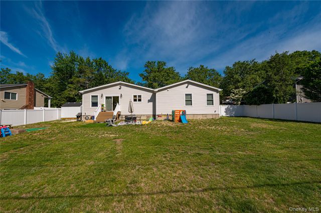 7 Edscho Lane, Commack, NY 11725
