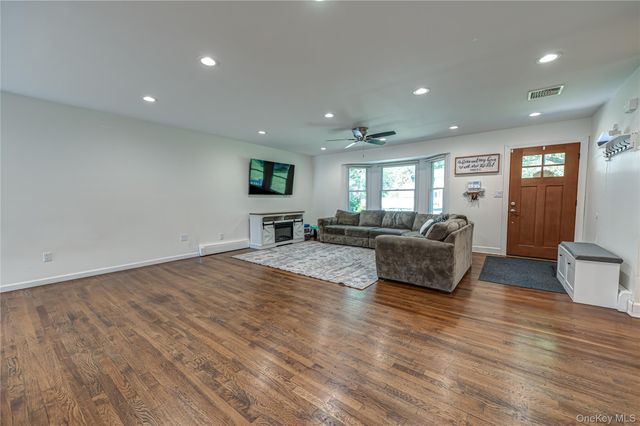 7 Edscho Lane, Commack, NY 11725