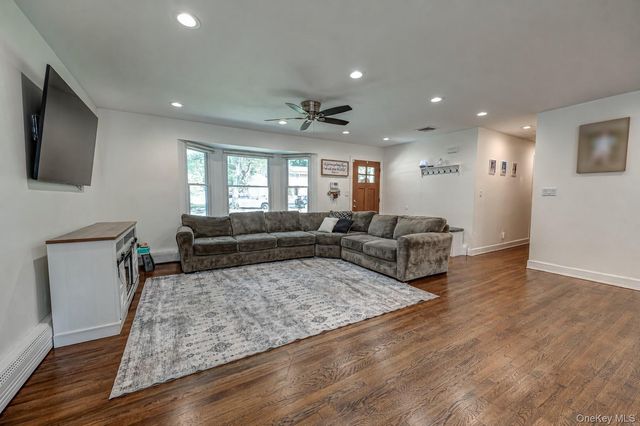 7 Edscho Lane, Commack, NY 11725