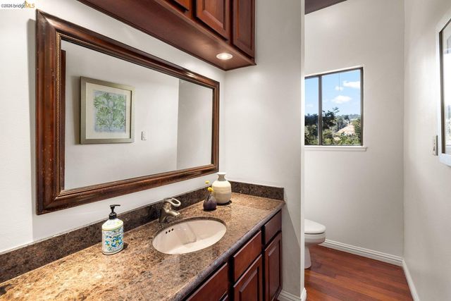 6909 Exeter Dr, Oakland, CA 94611