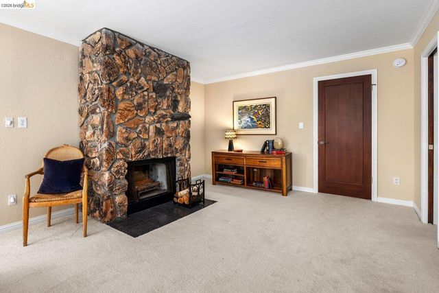 6909 Exeter Dr, Oakland, CA 94611
