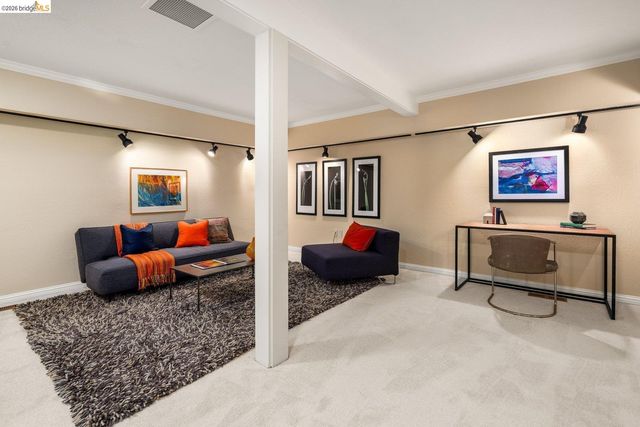 6909 Exeter Dr, Oakland, CA 94611