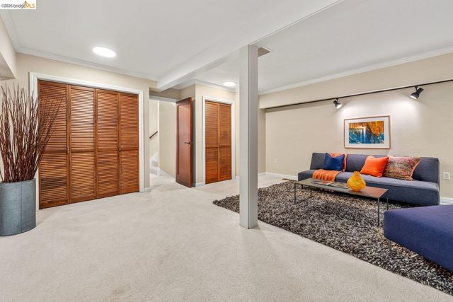 6909 Exeter Dr, Oakland, CA 94611