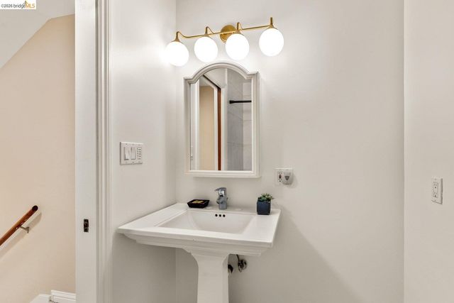 6909 Exeter Dr, Oakland, CA 94611