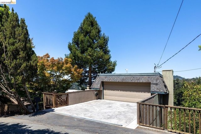 6909 Exeter Dr, Oakland, CA 94611
