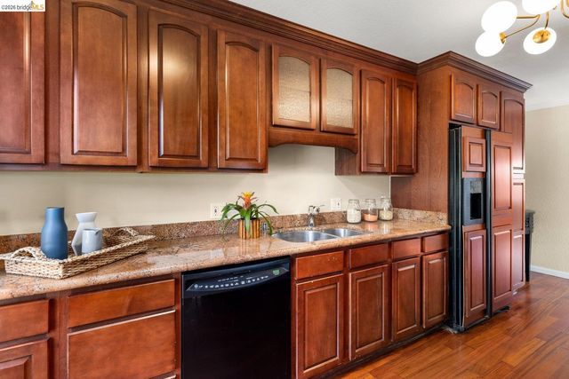 6909 Exeter Dr, Oakland, CA 94611