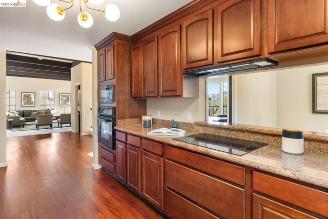 6909 Exeter Dr, Oakland, CA 94611