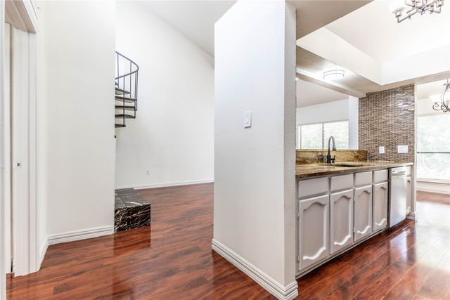 7031 Holly Hill Drive 10, Dallas, TX 75231