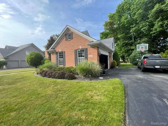5827 Woodfield Parkway, Grand Blanc, MI 48439