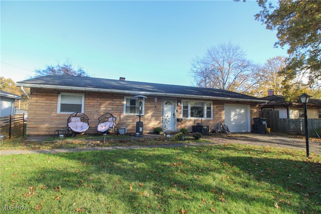 325 N Yorkshire, Austintown, OH 44515