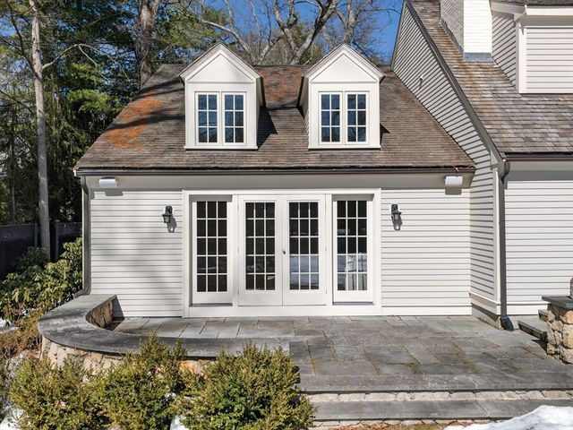 12 Winding River Cir, Wellesley, MA 02482