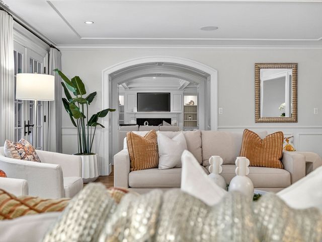 12 Winding River Cir, Wellesley, MA 02482