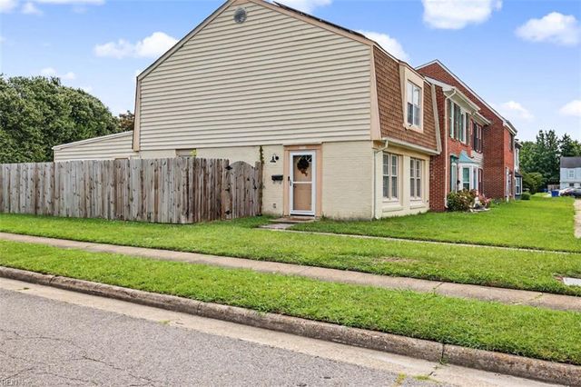 1300 White Birch LN, Virginia Beach, VA 23453