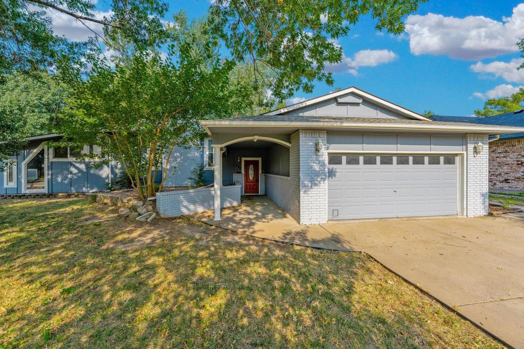 1441 N Lark Ln, Wichita, KS 67212