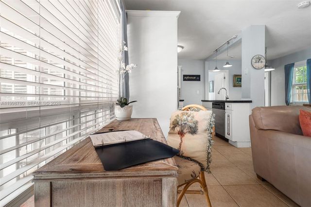 2033 NE 33rd Ave 2, Fort Lauderdale, FL 33305