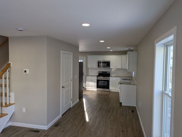 130 Dickinson 130, Springfield, MA 01108