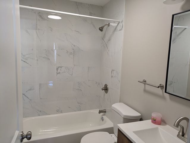 130 Dickinson 130, Springfield, MA 01108