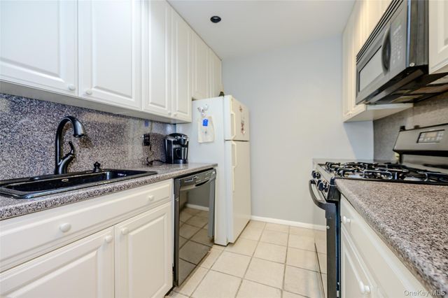 352 Central Avenue 10D, Scarsdale, NY 11221