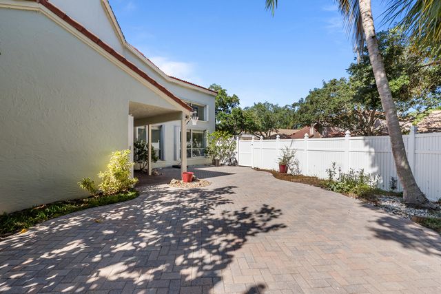 10152 Aspen Way, Palm Beach Gardens, FL 33410