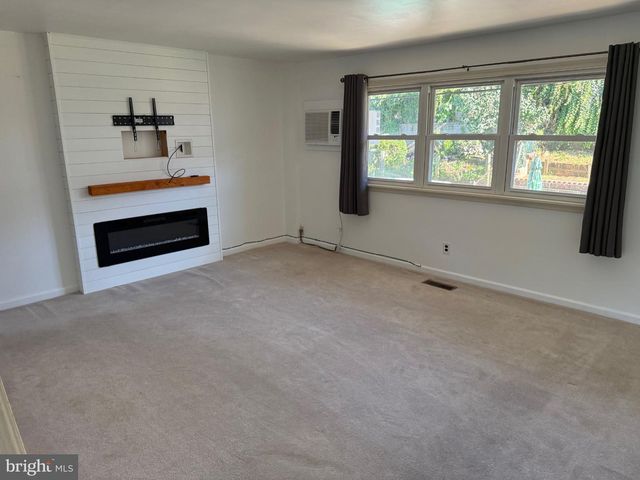 3555 CHURCHILL LN, Philadelphia, PA 19114