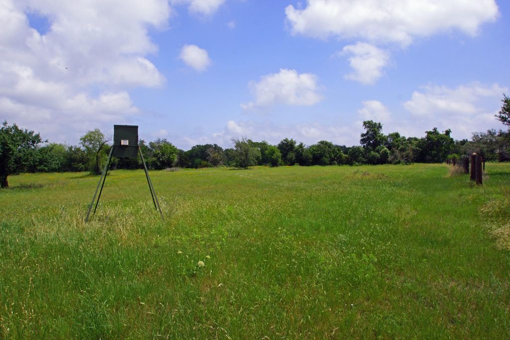 244 Apache Springs RD, Briggs, TX 78608