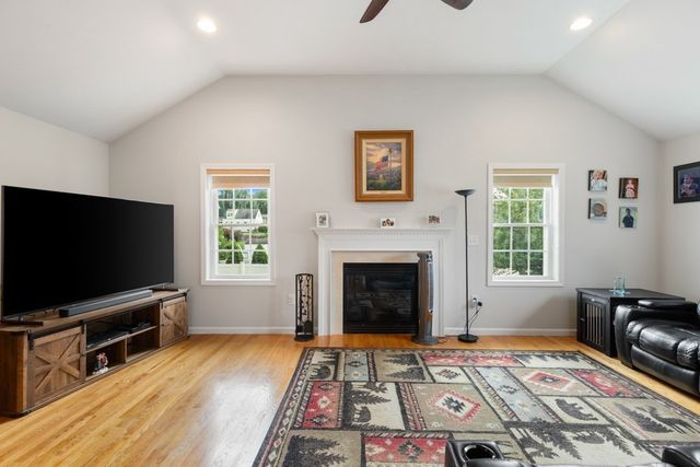 28 Glenside Ave, Billerica, MA 01821