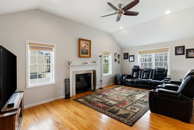 28 Glenside Ave, Billerica, MA 01821