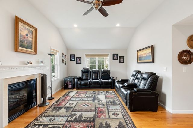 28 Glenside Ave, Billerica, MA 01821