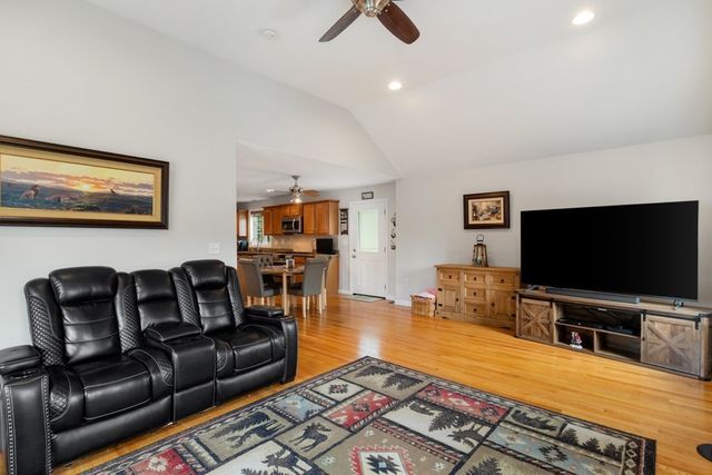 28 Glenside Ave, Billerica, MA 01821