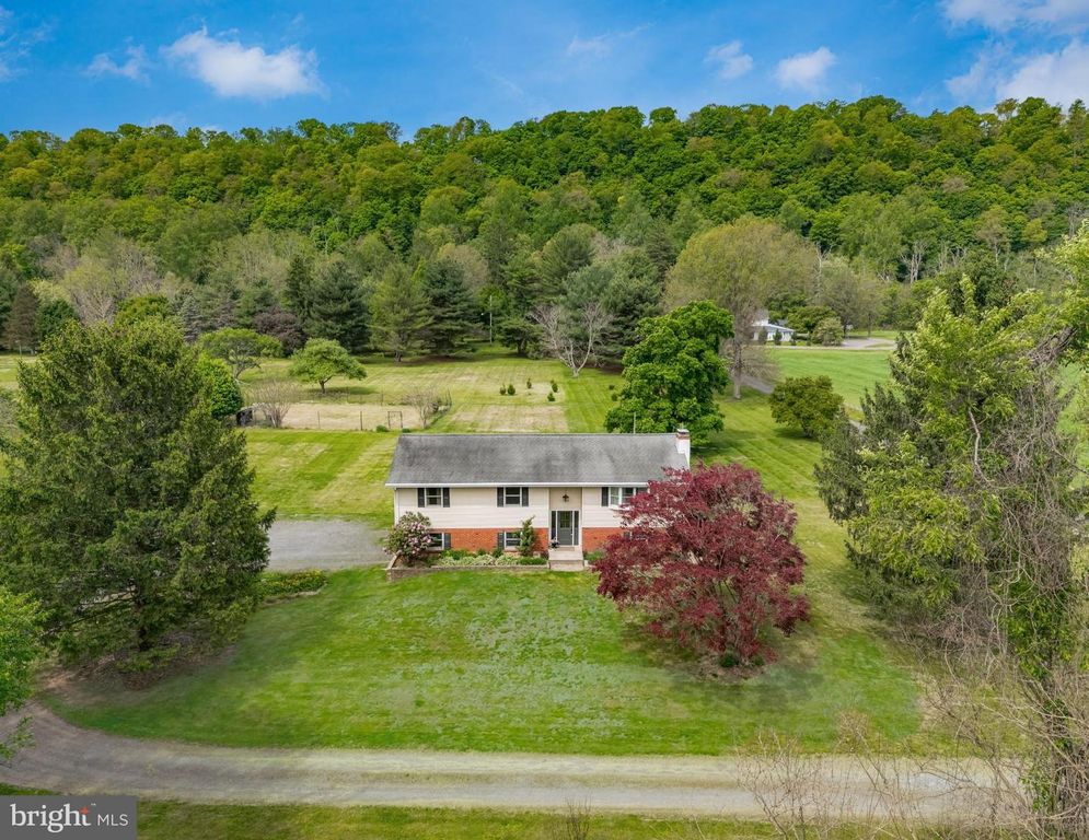 1 CROSS CREEK LN, Erwinna, PA 18920