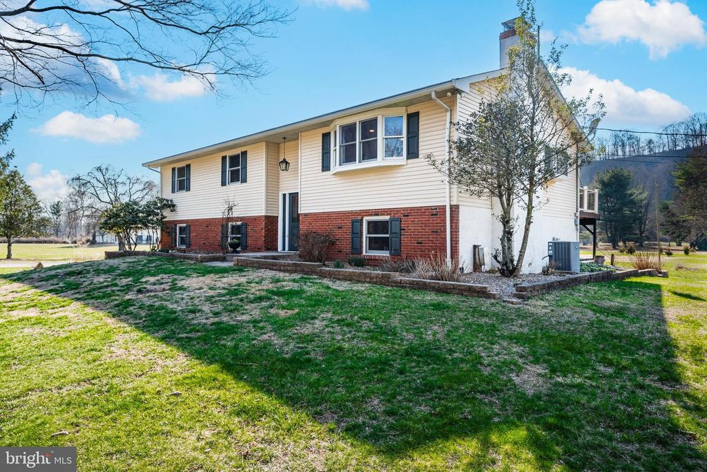 1 CROSS CREEK LN, Erwinna, PA 18920