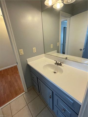 110 Heather Way Apt D, Yorktown, VA 23693