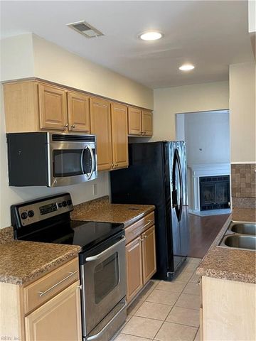 110 Heather Way Apt D, Yorktown, VA 23693