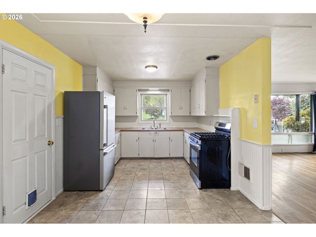 1402 Se COURT Ave, Roseburg, OR 97470