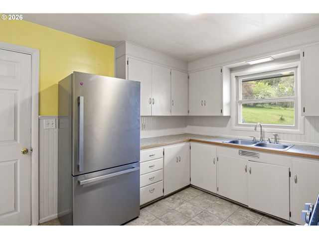 1402 Se COURT Ave, Roseburg, OR 97470