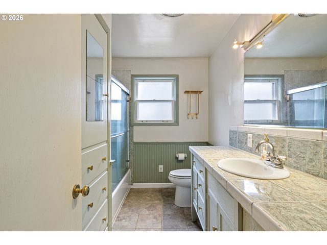 1402 Se COURT Ave, Roseburg, OR 97470