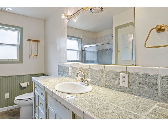 1402 Se COURT Ave, Roseburg, OR 97470