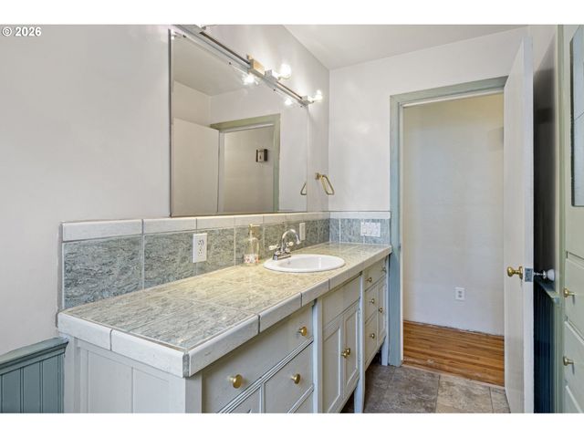 1402 Se COURT Ave, Roseburg, OR 97470