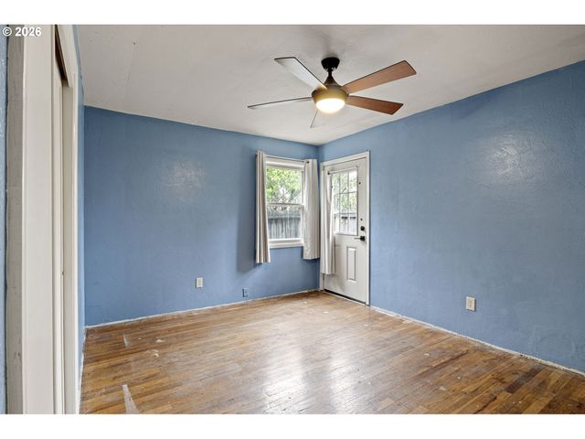 1402 Se COURT Ave, Roseburg, OR 97470