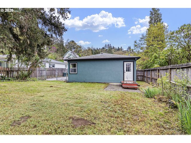 1402 Se COURT Ave, Roseburg, OR 97470