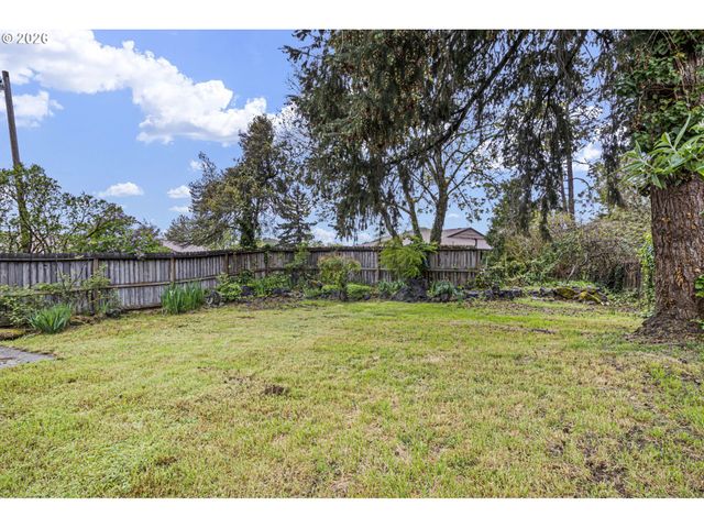 1402 Se COURT Ave, Roseburg, OR 97470