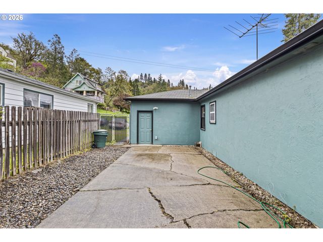 1402 Se COURT Ave, Roseburg, OR 97470