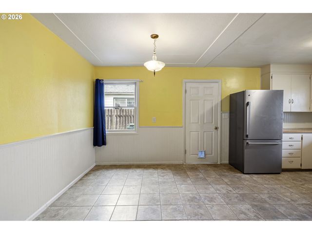 1402 Se COURT Ave, Roseburg, OR 97470