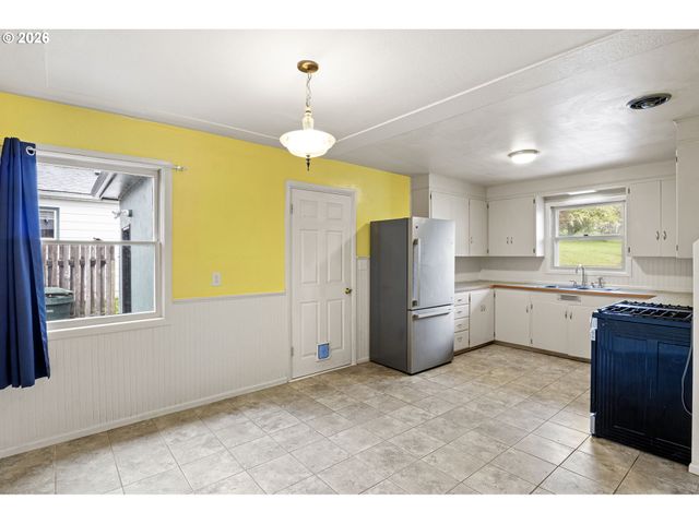 1402 Se COURT Ave, Roseburg, OR 97470