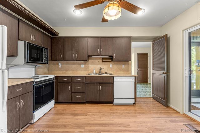 15 Kimberly Lane 56, Dearborn, MI 48120