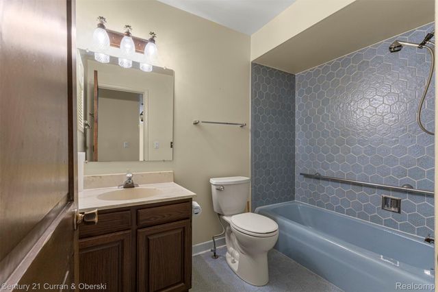 15 Kimberly Lane 56, Dearborn, MI 48120