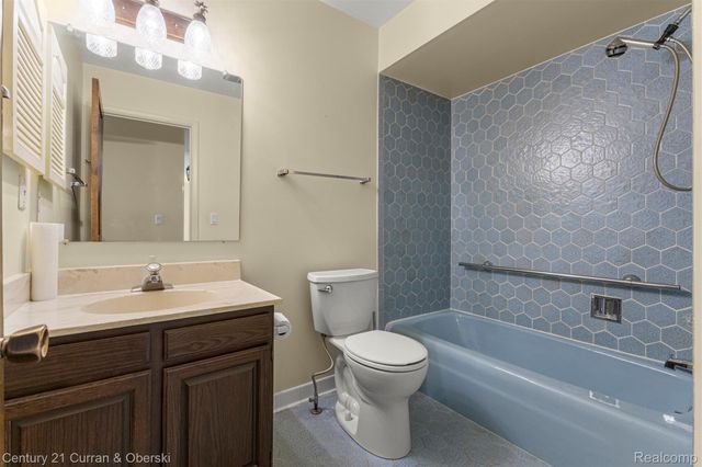 15 Kimberly Lane 56, Dearborn, MI 48120