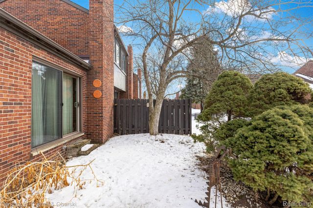 15 Kimberly Lane 56, Dearborn, MI 48120