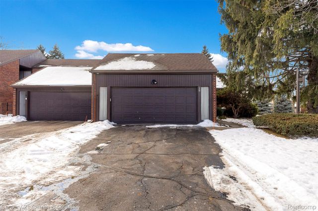 15 Kimberly Lane 56, Dearborn, MI 48120